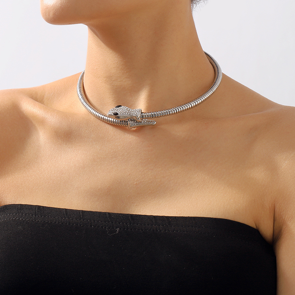SNAKE NECKLACE 2